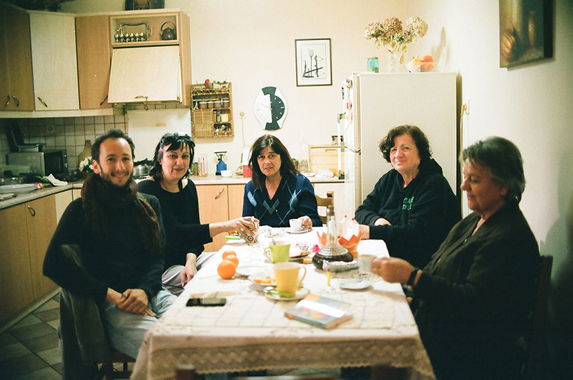 Petit déjeuner offert en Grèce après une nuit campée à côté de la maison de ces femmes. Odeur de nescafé chaud et oranges fraîchement cueillies. Offrir à manger, l'hospitalité universelle